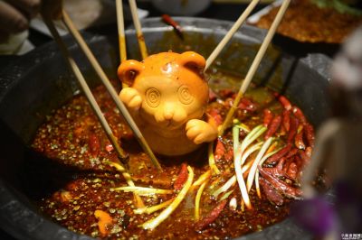 重慶老火鍋底料批發(fā)，吃火鍋的時候應(yīng)該注意哪些“點(diǎn)”